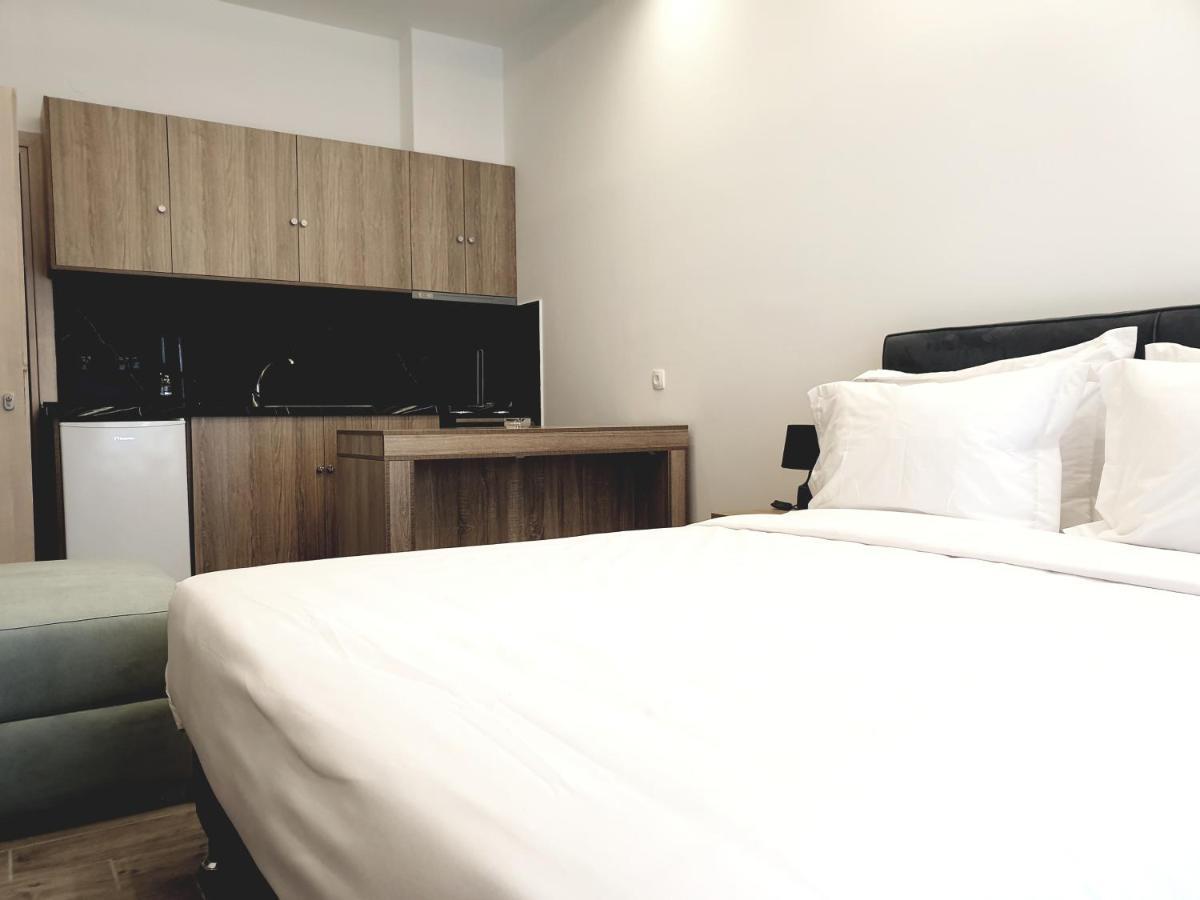 Eantos Studios And Suites Peraía 外观 照片