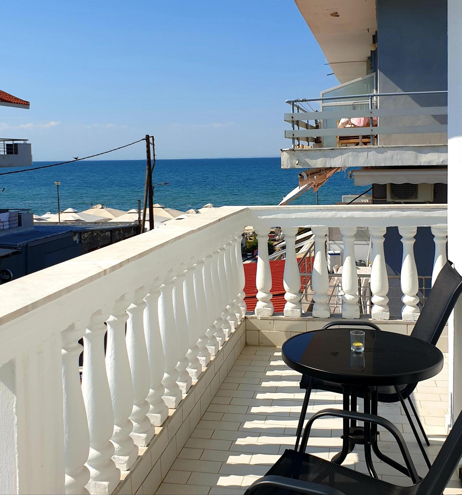 Eantos Studios And Suites Peraía 外观 照片