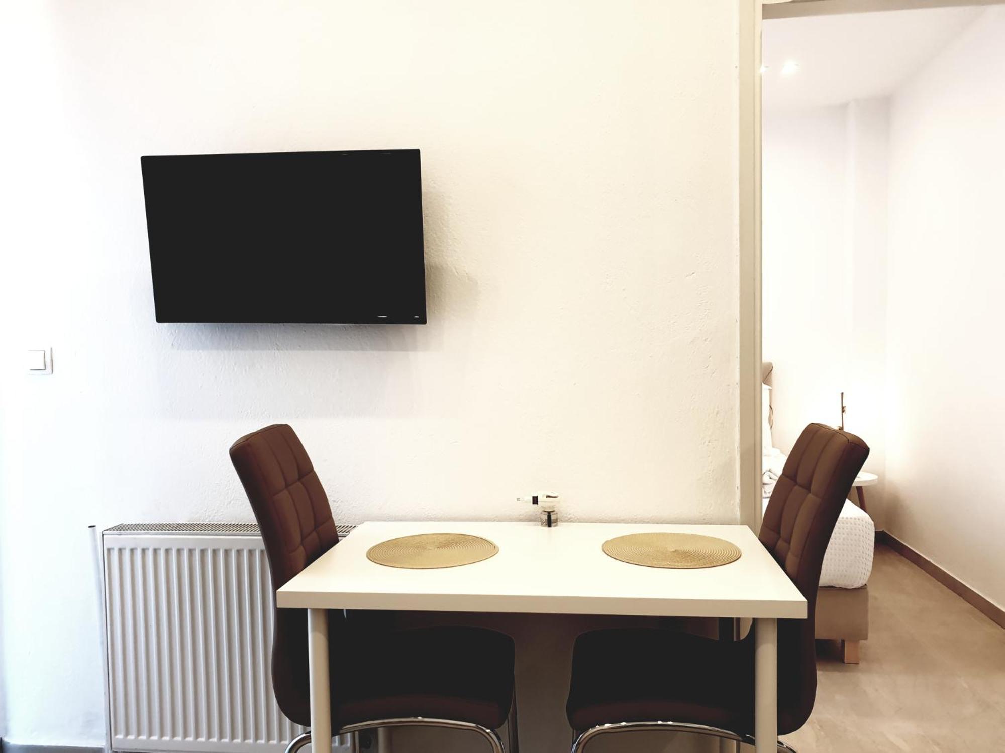 Eantos Studios And Suites Peraía 外观 照片