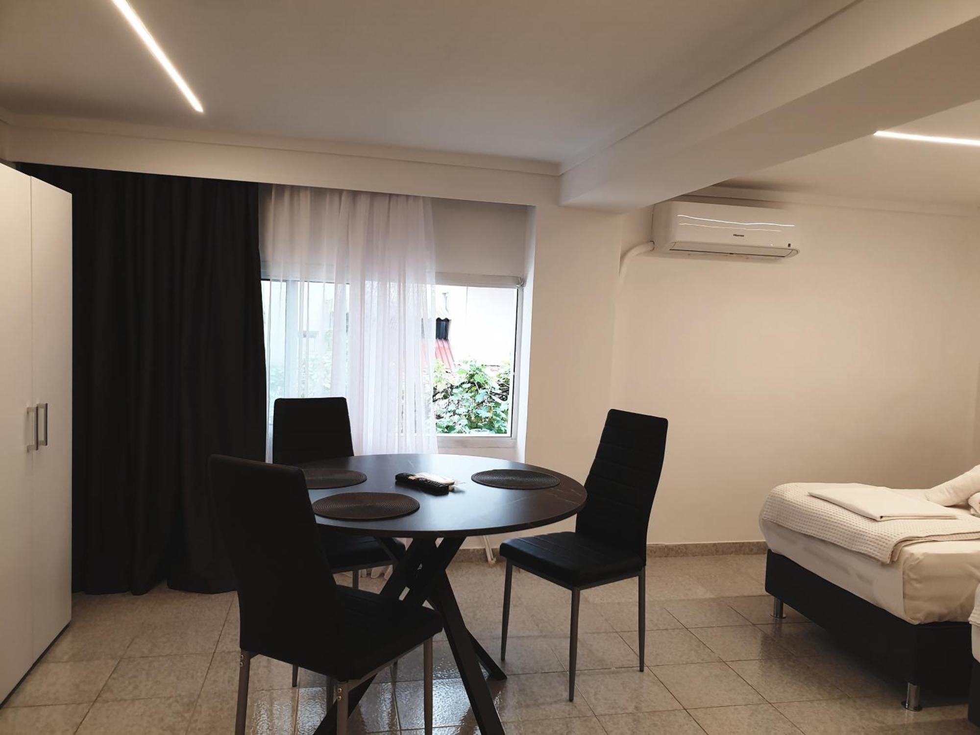 Eantos Studios And Suites Peraía 外观 照片
