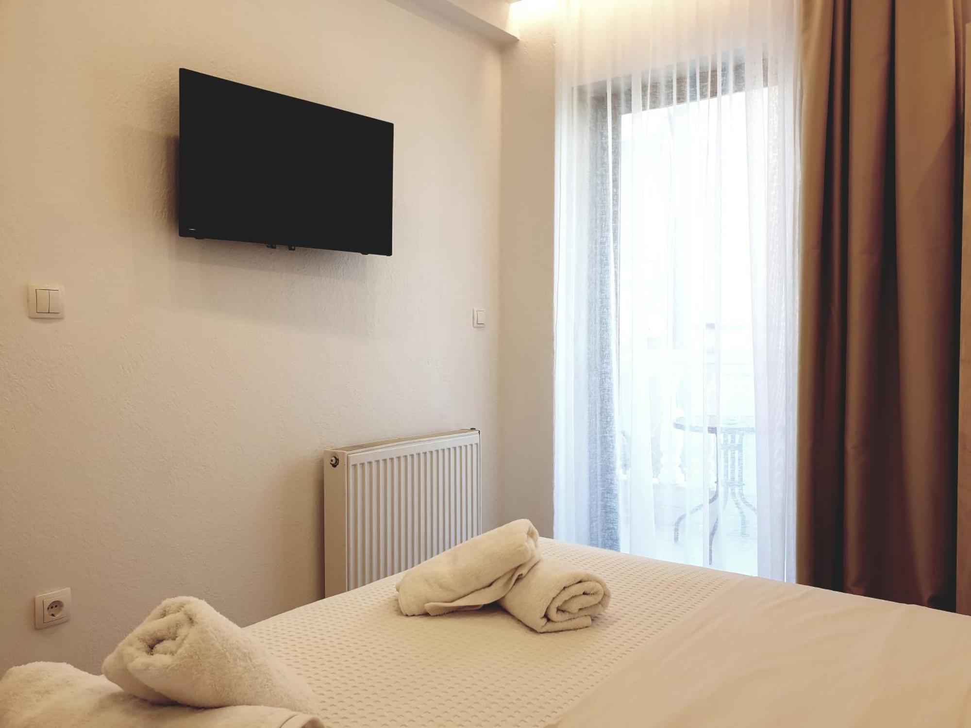 Eantos Studios And Suites Peraía 外观 照片